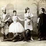 Rollenbildnis (2. v. r.) in ägyptischem Kostüm, zusammen mit Alfred Caron, Josef Hassreiter, Leopoldine Löscher und Julius Price (Fotografie Josef Löwy, 1885).