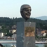 Büste am Franco-Andolfo-Platz in Velden