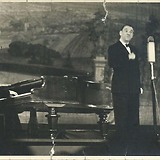 Emmerich Arleth sen., begleitet von Emmerich Arleth jun. am Flügel, um 1950