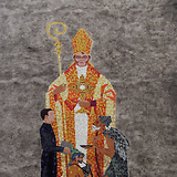 Karl Nieschlag, Kardinal Nagl und Lieber Augustin, Mosaikwandbild (1967, Wohnhaus-Wiederaufbaufonds). Erdbergstraße 92, Ecke Kardinal-Nagl-Platz 10–12 (Wien III)
