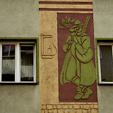 ‚Lieber Augustin‘ und Zither als Symbole der Musikstadt Wien. Ausschnitt aus Sgraffito-Wandbild (1956/57, nicht bezeichnet; Wohnhaus-Wiederaufbaufonds). Franz-Hochedlinger-Gasse 2 / Untere Augartenstraße 10 (Wien II)