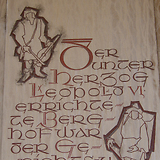 Gedenkinschrift mit historisierenden Nebenmotiven am ehemaligen Standort des ‚Berghofs‘ der Babenberger (H. Bachmann, 1962; Wohnhaus-Wiederaufbaufonds). Hoher Markt 8 / Marc-Aurel-Gasse 2 (Wien I)