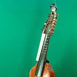 Baryton von Simon Schedler (Passau 1785). Museum für Musikinstrumente der Universität Leipzig, Inv.-Nr. 856. Foto: Karin Kranich, CC BY-NC-SA 4.0, via Europeana