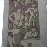 Arthur Hecke, Die Künste, Sgraffito-Wandbild (1952/53). Gemeindebau Boschstraße 20–22 (Wien XIX). In symbolträchtiger Nähe zum Gedenkort Heiligenstadt musiziert Beethoven (Klavier) gemeinsam mit Vertretern der Wiener Schule – mutmaßlich A. Schönberg (Vc.) und A. Berg (V.).