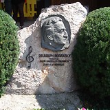 Denkmal an der Dr. Ralph Benatzky Promenade in St. Wolfgang