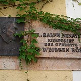 Gedenktafel am Hotel „Im Weissen Rössl“ in St. Wolfgang