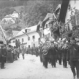 Aufmarsch der Hallstätter Bergknappenkapelle zu Kaisers Geburtstag (Fotografie von Franz Holluber, 1906).