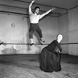 Willy Dirtl bei einem Grand Jeté neben L. Bräuer während einer Probe im März 1952 im Keller des Theaters an der Wien