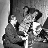 Milo Wawak am Klavier, daneben Alfons Lipp und Veit Relin, im Mai 1952 in Leoben