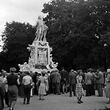 Denkmal im Wiener Burggarten nach der Restaurierung, 17.6.1953