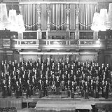 Gruppenbild mit Wilhelm Furtwängler im Großen Musikvereinssaal