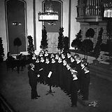 Chorkonzert der Wiener Sängerknaben unter der Leitung von Hans Gillesberger im Mozarteum am 25.8.1945 (Foto der United States Information Services)