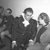 Anton und Hilda Dermota in der Pause einer Aufführung von W. A. Mozarts Don Giovanni 1950, Salzburger Festspiele.