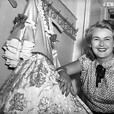 In der Garderobe des Salzburger Festspielhauses am 12.8.1950