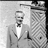 Vor dem Eingang zum Festspielhaus in Salzburg, 5.8.1947