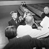 Aufnahmeprüfung der Wiener Sängerknaben am 18.9.1952 unter Kapellmeister Urbanek und Rektor J. Schnitt (rechts)