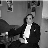 Bernhard Paumgartner in der Garderobe des Mozarteums vor dem 1. Orchesterkonzert bei den Salzburger Festspielen 1946
