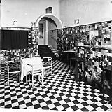 Foyer mit Garderobe, Buffet und Stiegenaufgang, um 1910