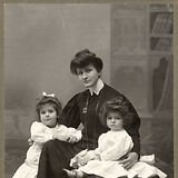 Alma Mahler mit ihren Kindern Maria und Anna, 1906
