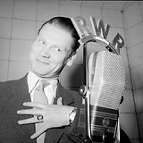 Heinz Conrads vor dem Sprechermikophon im Wiener Studio des Senders Radio Rot-Weiß-Rot am 31.5.1952