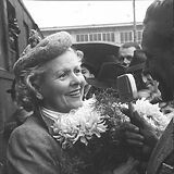 Liane Haid, umringt von Reportern bei ihrer Ankunft 1953 in Wien