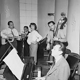 Greta Keller während einer Musikaufnahme im Studio Wien des Senders Rot-Weiß-Rot, begleitet von F. Fox (p) und seiner Combo