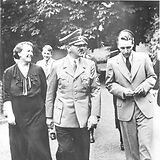 Winifred und Wieland Wagner mit Adolf Hitler im Garten des Hauses „Wahnfried“, 23.7.1938