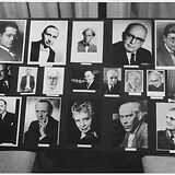 Grete Zieritz (untere Reihe, Mitte) unter weiteren Schülern Franz Schrekers, Ausstellung, Berlin 1968