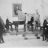 Franz Joseph I. lässt sich am 30. Mai 1892 in der Musikabteilung von L. Bösendorfer einen neuen Flügel vorführen