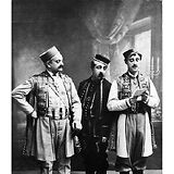Siegmund Natzler zwischen L. Treumann (links) und Oskar Sachs (rechts) in F. Lehárs Operette Die lustige Witwe 1905
