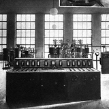 Radiosender Bisamberg, Senderraum mit Steuerpult (Wiener Bilder, 28.5.1933, 17)
