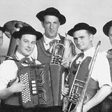 Die Tanzkapelle Brandstätter in der Tracht des Trachtenvereins Die Kainachtaler: Johann Steunzer (Tuba), Johann Burgstaller (Chromatisches Knopfgriff-Akkordeon), Sepp Brandstätter (Trompete), Johann Oswald (Posaune) und Anton Ranegger (Klarinette)