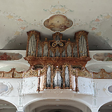 Orgel in der Stadtpfarrkirche St. Gallus, Bregenz. Gehäuse von Johann Heinrich Reichart (1772), Werk (III/34) von Gregor Hradetzky (1974) nach Josef Gabler (1768–71)