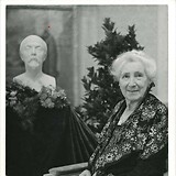 Marie von Bülow im Foyer des Meininger Theaters anlässlich der Enthüllung der Gedenktafel für Hans von Bülow (1939)