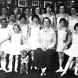 Cäcilie Cerri inmitten ihrer Schülerinnen (Wr. Bilder 25.1.1931, 6)