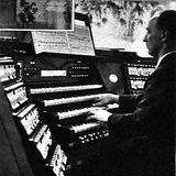 L. Daxsperger am Spieltisch der renovierten ‚Bruckner-Orgel‘ (Wiener Bilder, 5.11.1933, 19)
