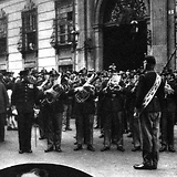 „Mir san vom k. und k. Infantʼrieregiment Nr. 4…“ Ständchen am Ballhausplatz in Wien in Gegenwart von Kanzler Dollfuß (Wiener Bilder, 11.6.1933, 6)
