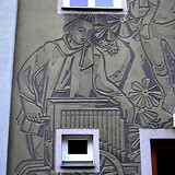 Ausschnitt aus Rudolf Pleban, Wiener Kastanienbaum. Sgraffito-Wandbild (1956/57) am Gemeindebau Kreilplatz 2 (Wien XIX)