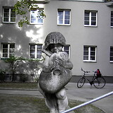 Josef Riedl, Musizierender Knabe (1923). Gemeindebau ‚Fuchsenfeldhof‘ (Hof III), Zugang Karl-Löwe-Gasse 17–19 (Wien XII)