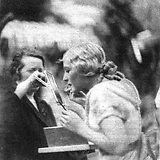 Marta Eggerth während einer Drehpause für den Schubert-Film&nbsp;Leise flehen meine Lieder (Wiener Bilder, 9.7.1933, 24)