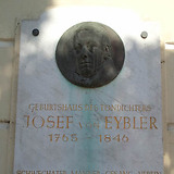 Gedenktafel am ehemaligen Schulhaus, Hauptplatz 6a