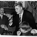 Fatty George bei einer Jause für Waisenkinder (1958)