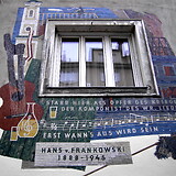 Gedenkmosaik (bezeichnet „OR“, 1960; Wohnhaus-Wiederaufbaufonds) am Sterbehaus von Hans Frankowski. Neulerchenfelderstraße 39 (Wien XVI)