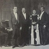 Gruppenbild der Gesellschaft W. Seidl, von links nach rechts: J. Sioly, W. Seidl, A. Schäfer, Lina Berg, Julius Schwab, A. Gruber (F. Koller, Das Wiener Volkssängertrum in alter und neuer Zeit 1931, Tafel VI)