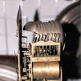 7-töniges Glockenspiel in einer Stutzuhr des 18. Jh.s.