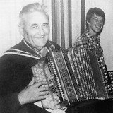 Roman Gombotz mit Enkel Ulfried 1980 (M. Rosenzopf, Weststeirisches Musikantentum 2016, 151)