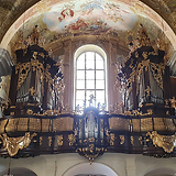 Orgel der Pfarr- und Wallfahrtskirche Mariatrost. Das Gehäuse von 1756 enthält heute ein Werk (III/45) von Martin Pflüger aus dem Jahr 1993.