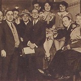 Mitwirkende einer Aufführung der Operette Zigeunerliebe von F. Lehár auf Radio Wien. Hahn 3. v. l., neben ihm (mit Hut) E. Arnold (Radiowelt 2.1.1926, 13)