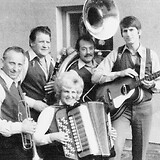 Das Alois Harkam Quintett um 1975: Alois Harkam (Trompete), Karl Schober (Klarinette), Viktor Schrotter (Sousaphon), Walter Götzl (Schlaggitarre) und Linde Seidler (Knopfgriff-Akkordeon, M. Rosenzopf, Weststeirisches Musikantentum 2016, 188)
