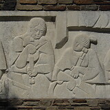 Franz Luby, Hausmusik, Natursteinrelief (1956/58). Gemeindebau ‚Kopenhagen-Hof‘, Schegargasse 13–15 (Wien, XIX)